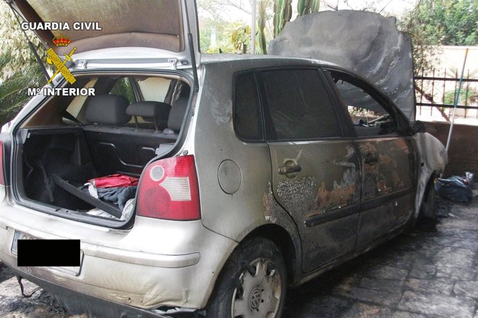 Uno de los vehículos incendiado