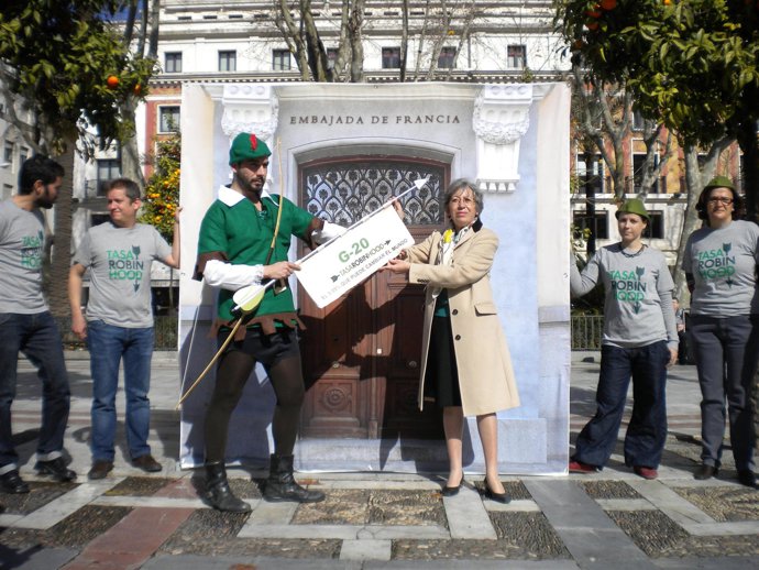 Entrega de la flecha de 'Tasa de Robin Hood' a la cónsul de Francia en Sevilla
