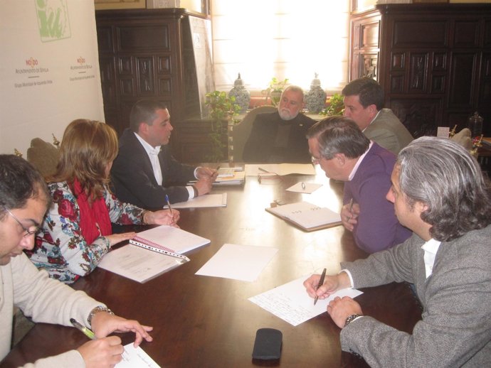 Torrijos preside la constitución de la comisión de seguimiento.