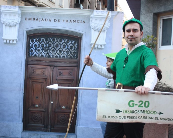 Logroño recibe la visita de Robin Hood para pedir a Sarkozy que siga defendiendo
