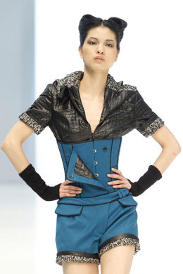 Una modelo con las prendas de Penélope Almendros.