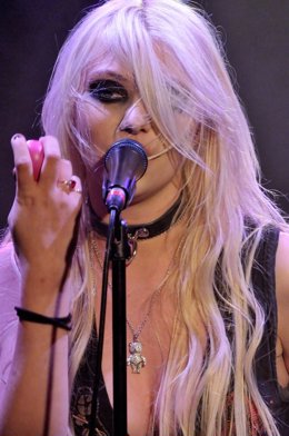 PARIS, FRANCE - DECEMBER 09: Taylor Momsen of The Pretty Reckless performs at La