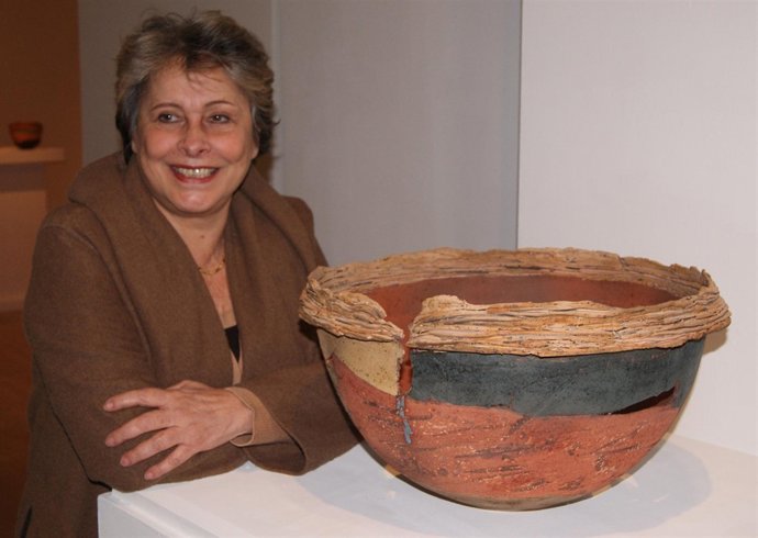 La ceramista junto a una de sus obras