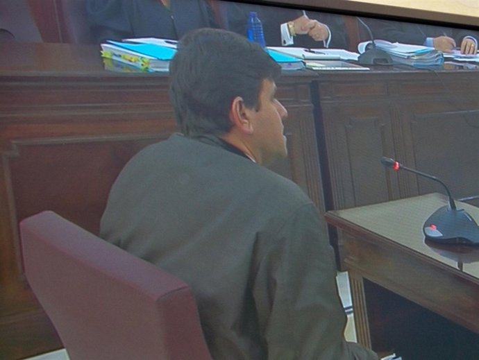 El ingeniero de Aguas de Huelva durante su declaración en el juicio. 