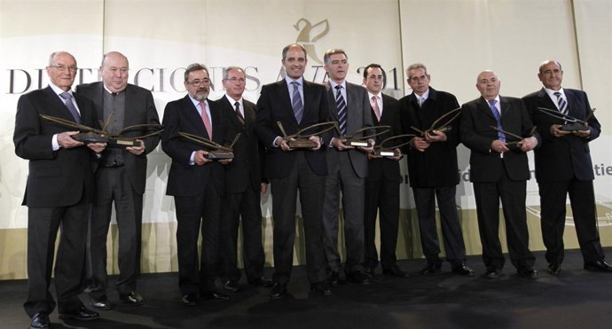 Camps posa junto al resto de los premiados en las Distinciones AVA 2011.