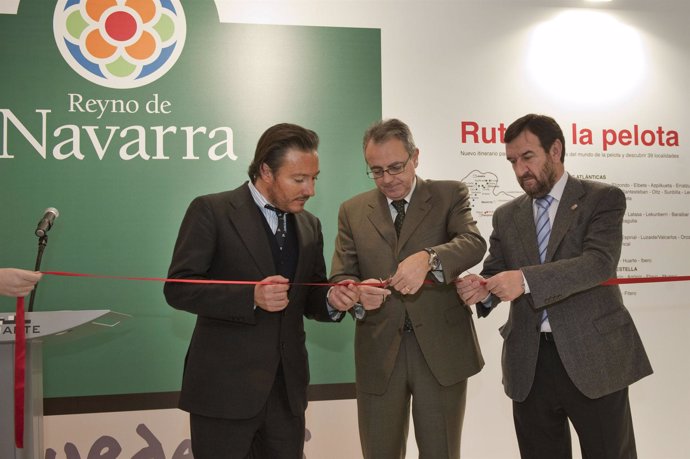 El Presidente Sanz corta la cinta inaugural de la feria, acompañado del consejer