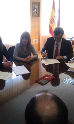 Martínez Moya y Carrera, durante la firma del acuerdo