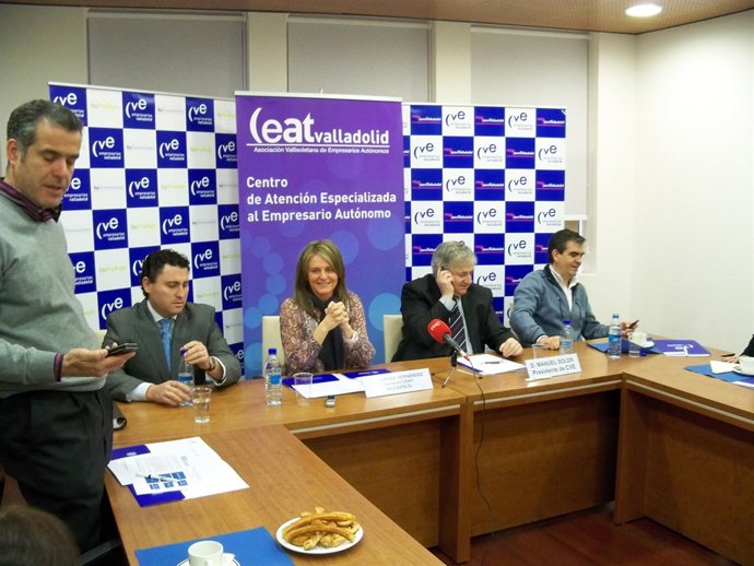 La presidenta de CEAT-Valladolid, Yolanda Hernández, junto al presidente de CVE,