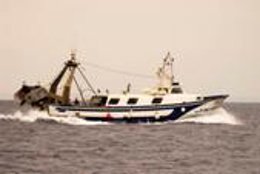 Barco de arrastre cerca de Cabrera.