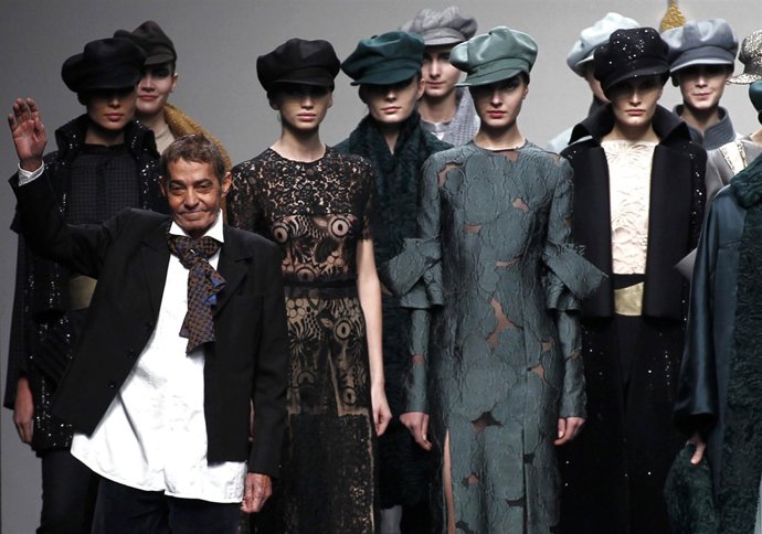 Jesús del Pozo saluda junto a sus modelos