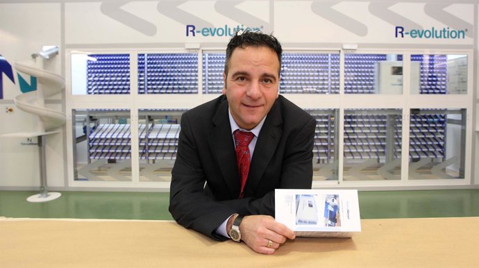 Javier Martín, de espaldas al robot farmacéutico.