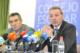 El consejero de Educación de la Junta, Francisco Álvarez de la Chica, junto al p