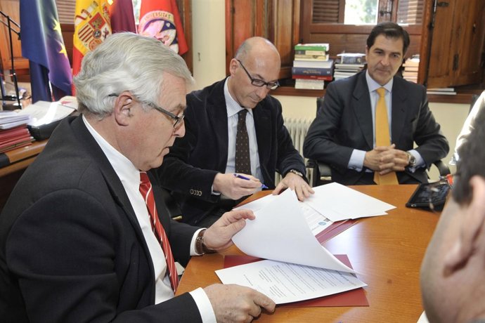 Imagen de la firma del acuerdo