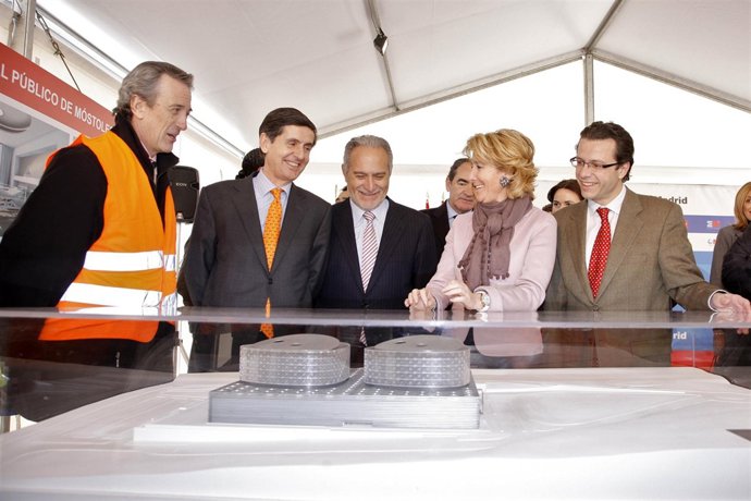 Aguirre durante la visita a las obras del hospital 