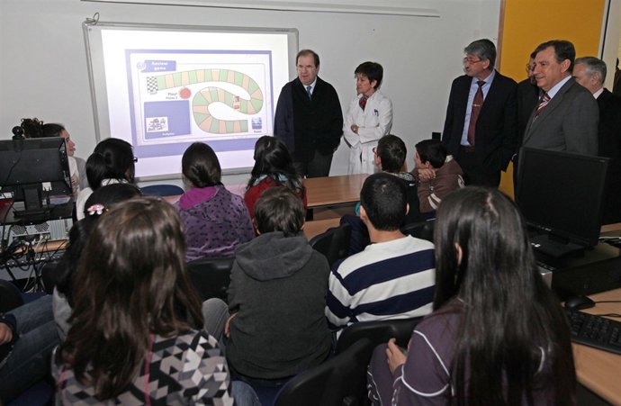 Juan Vicente Herrera durante su visita al CEIP 'Sierra de Atapuerca' de Burgos