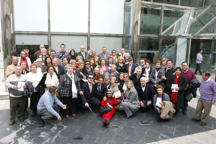 Revilla con un grupo de jubilados sevillanos
