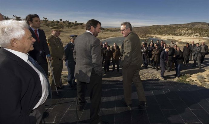 El presidente Sanz y el consejero Corpas, junto a Gayarre.