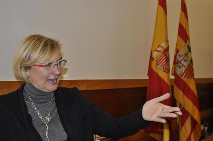 La consejera de Presidencia y candidata del PSOE, Eva Almunia durante un momento