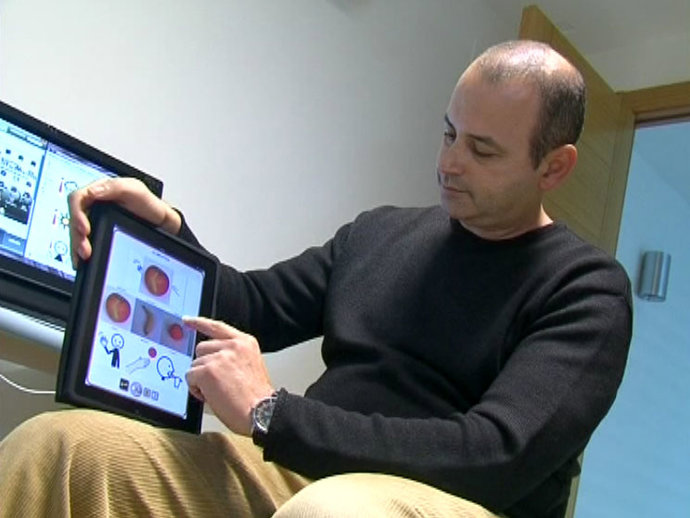 Juan Carlos González muestra la aplicación creada para autistas