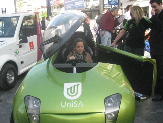 Adela Martínez-Cachá en uno de los vehículos