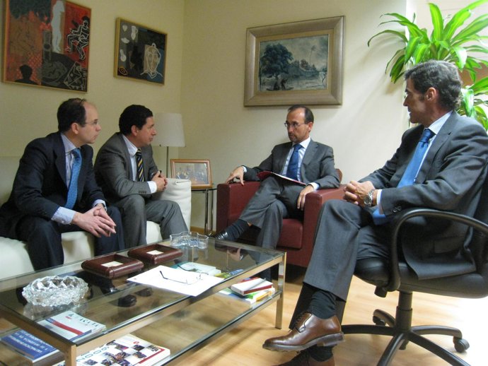 El consejero Marín con los ingenieros de caminos