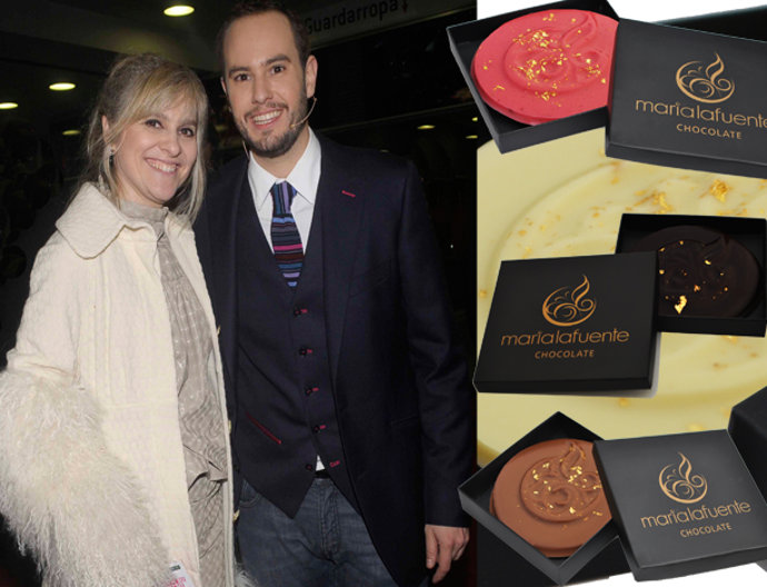 Lafuente y Jorge Blass, de la Fundación Abacadabra (i) y las chocolatinas de la 