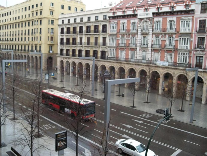 Un autobús de Zaragoza circulando por el Paseo Independencia