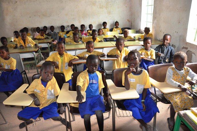 Alumnos en una escuela de Gambia