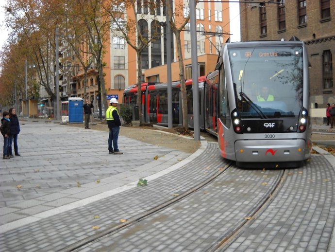 El Tranvía de Zaragoza, en pruebas, a su paso por Gran Vía