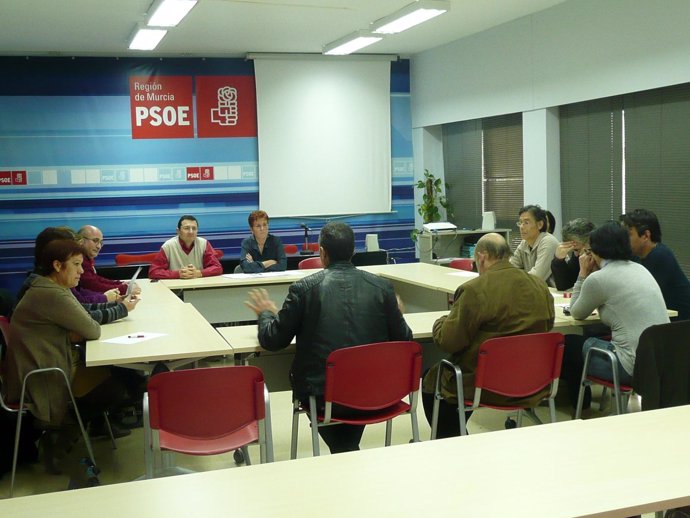 Imagen de la reunión en la sede socialista