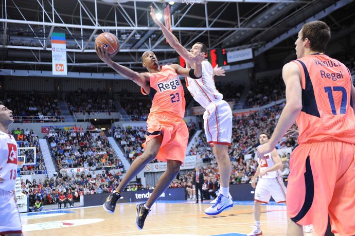 Cai Zaragoza y Regal FC Barcelona con Terrence Morris