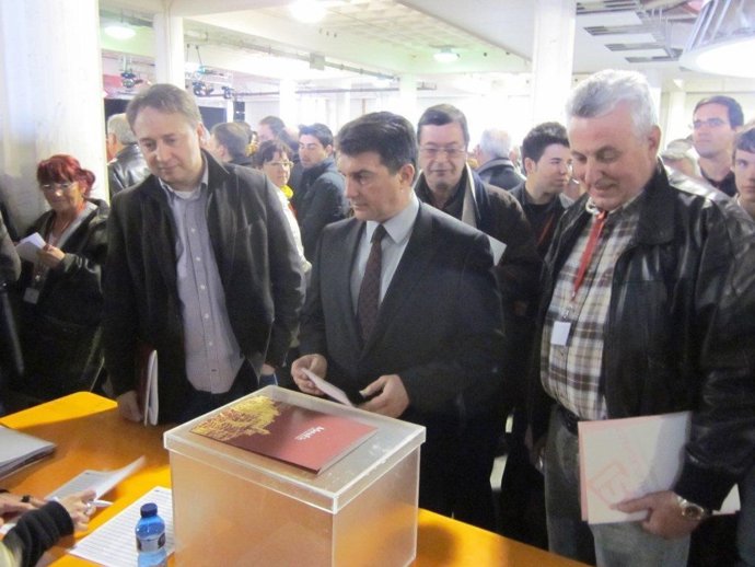 Laporta vota en el congreso de SI en Manresa