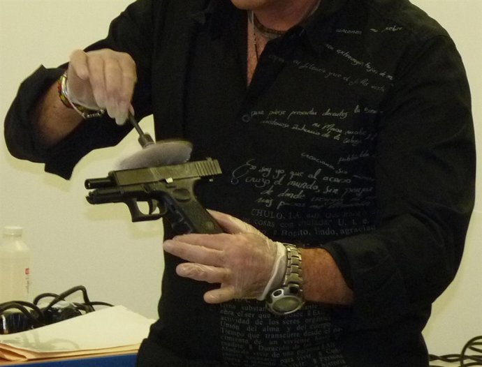 Un miembro de la policía vasca, colaborador de Monje, espolvorea polvos de plata