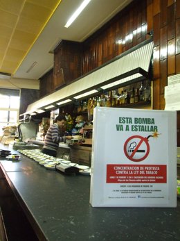 Cartel de protesta por la Ley del Tabaco en un bar.