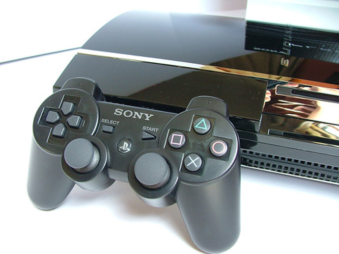 playstation 3 con mando  por PseudoGil CC flickr