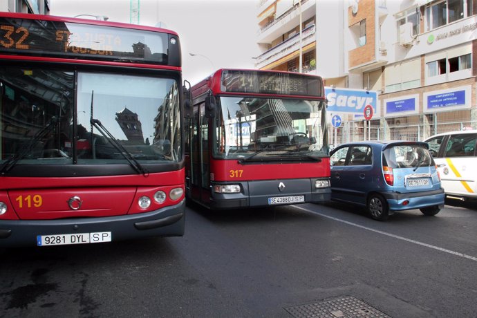 Pasajeros cogiendo el autobús urbano en Sevilla