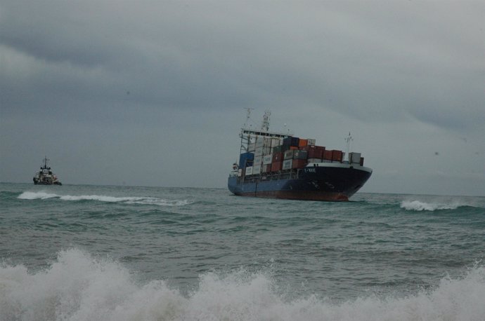 Rescate del buque portacontenedores encallado en Vélez-Málaga