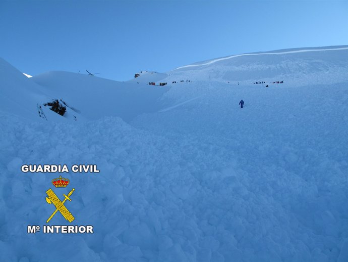 Imagen de la Guardia Civil del rescate del desaparecido por un alud de nieve en 