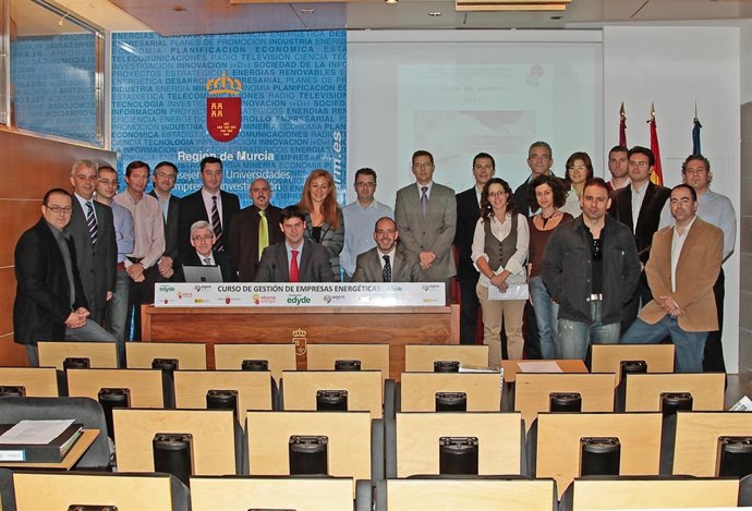 Imagen de los alumnos y parte del profesorado del I Curso de Empresas Energética