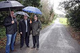 Oria visita la mejora del camino. 