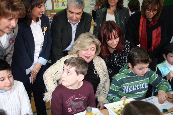 Aguilera, junto a niños en un desayuno con fruta en un colegio