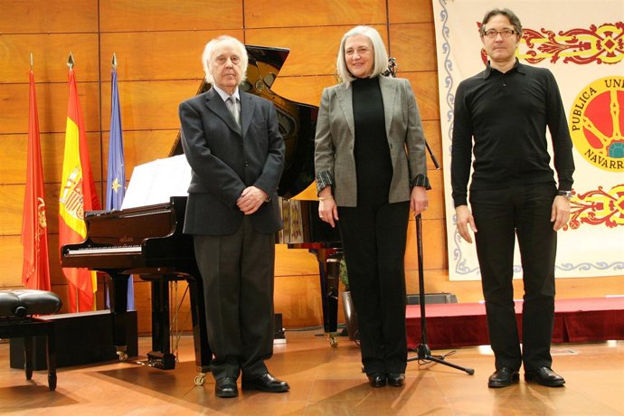 Agustín González Acilu, a la izquierda, junto a Teresa Catalán y Jesús Echeverrí