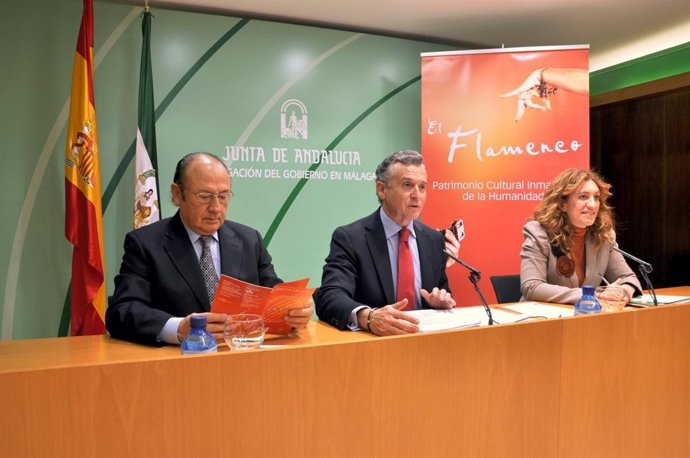 El consejero de Cultura, Paulino Planta; el artista flamenco 'Fosforito' y la di