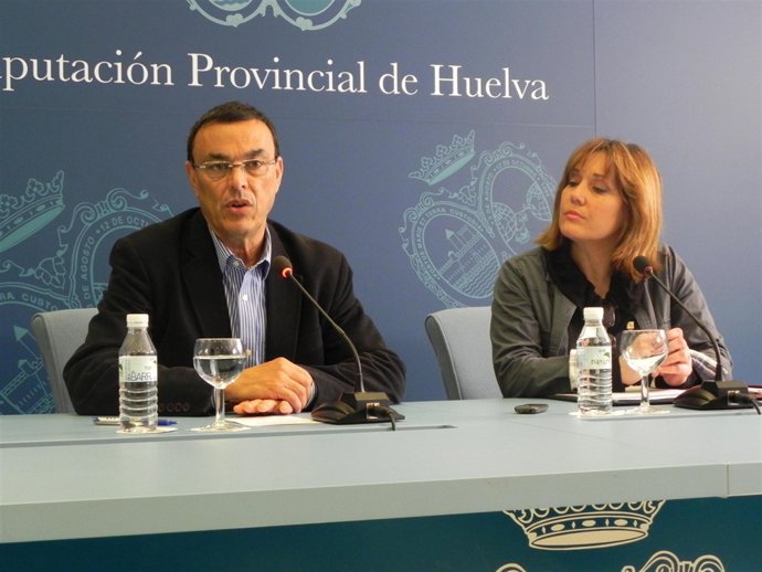 El presidente del Patronato de Turismo de Huelva, Ignacio Caraballo, y la presid