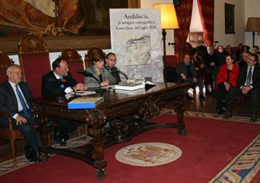 La consejera de Obras Públicas, Josefina Cruz, presenta un libro casi 700 piezas