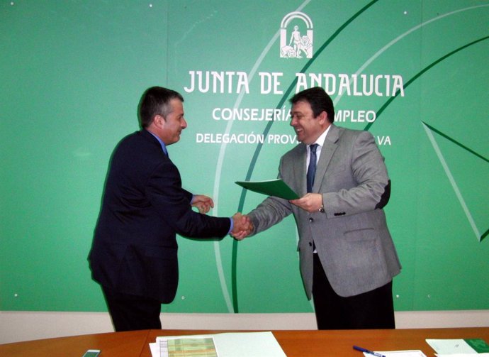 El delegado de Empleo en Huelva, Eduardo Muñoz, junto a uno de los representante