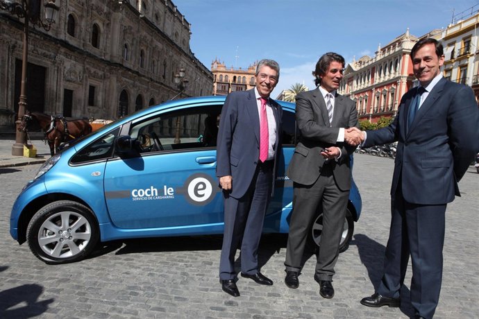 Entrega del Peugeot iOn a Cochele