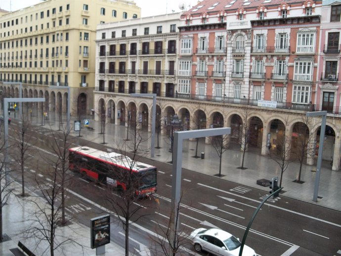 Un autobús de Zaragoza circulando por el Paseo Independencia