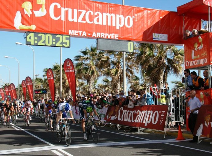 Hivert, en la llegada al sprint  en la la línea de meta