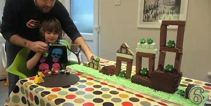 Niño disfrutando de su tarta de cumpleaños 'Angry Birds'.